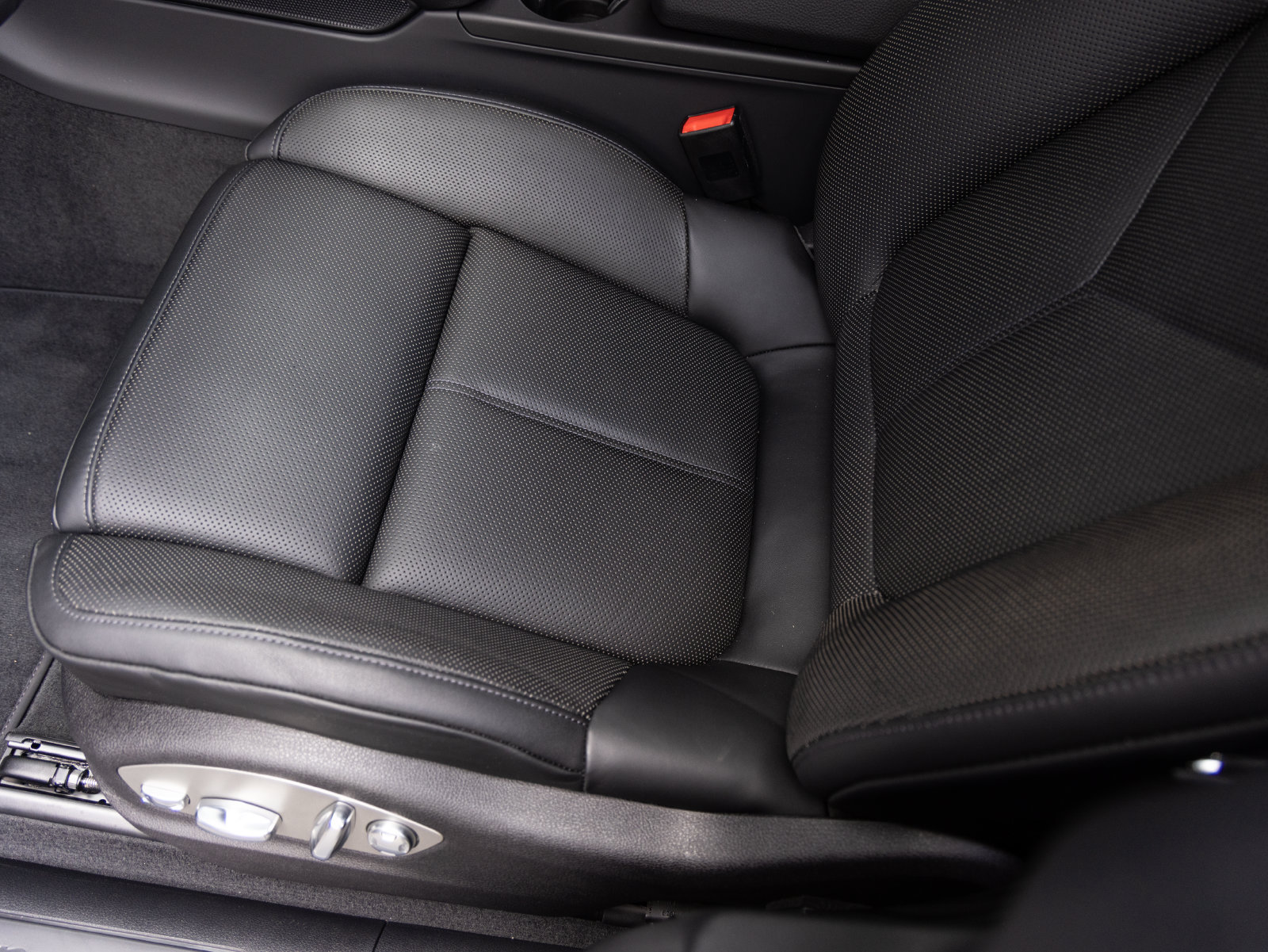 Used 2025 Porsche Macan AWD/4WD image 22
