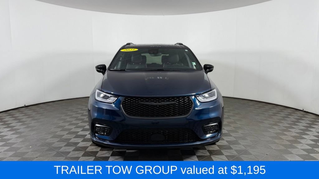 Used 2025 Chrysler Pacifica Limited w/ Trailer Tow Group AWD/4WD image 2