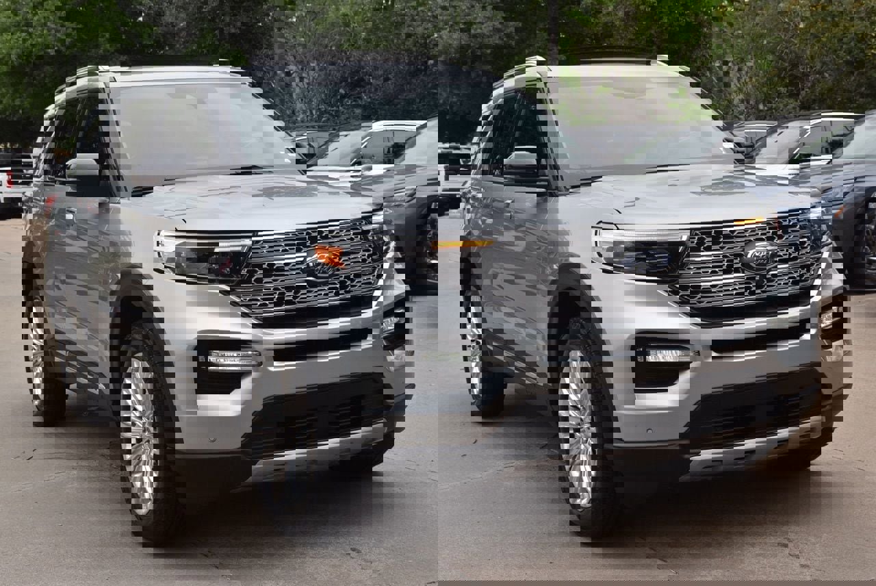 Used 2024 Ford Explorer Limited w/ Limited Technology Package AWD/4WD image 4