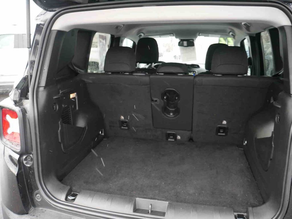 Used 2022 Jeep Renegade Latitude w/ Convenience Group image 9