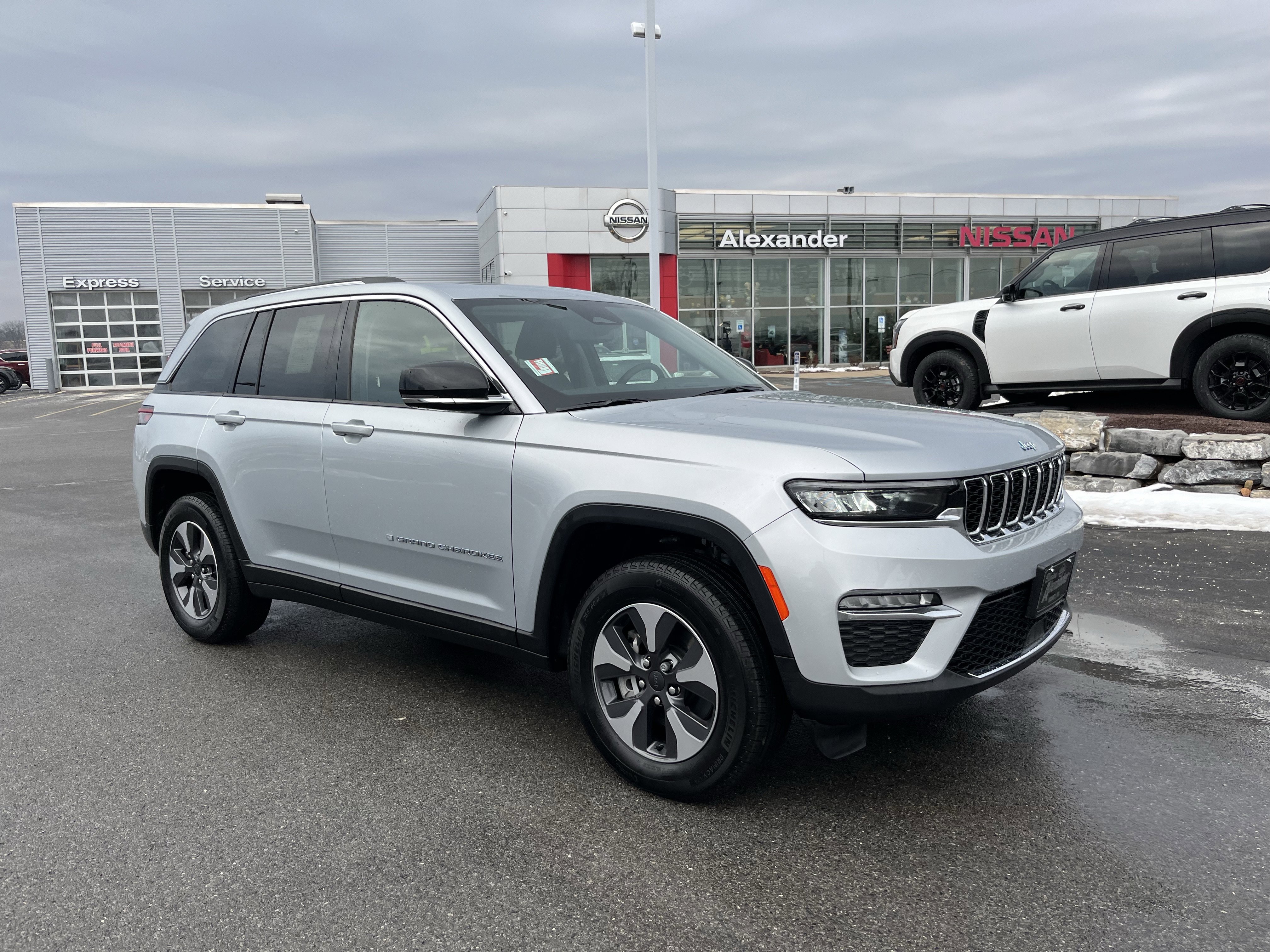 Used 2022 Jeep Grand Cherokee Limited 4xe image 1