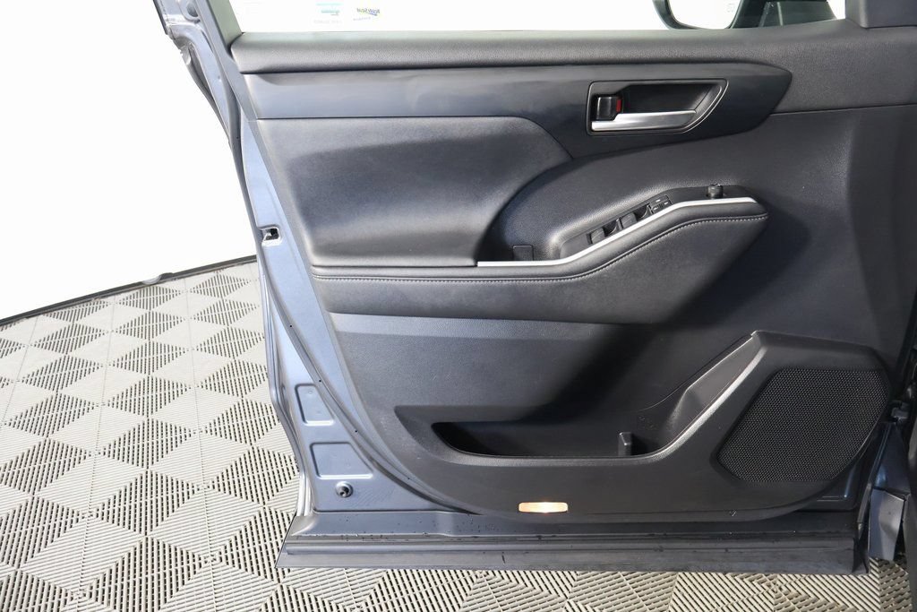 Used 2023 Toyota Highlander XLE FWD image 11