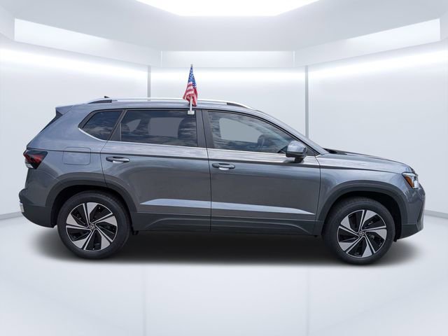 Used 2025 Volkswagen Taos SE AWD/4WD image 2