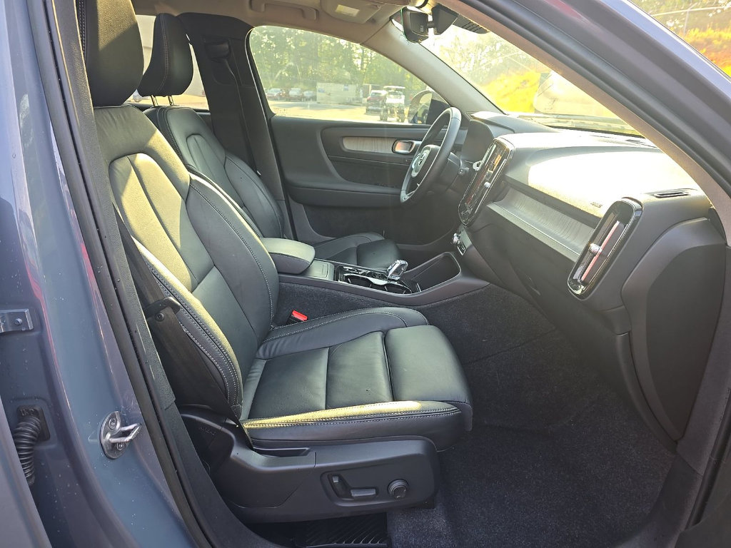 Used 2023 Volvo XC40 B4 Ultimate FWD image 3