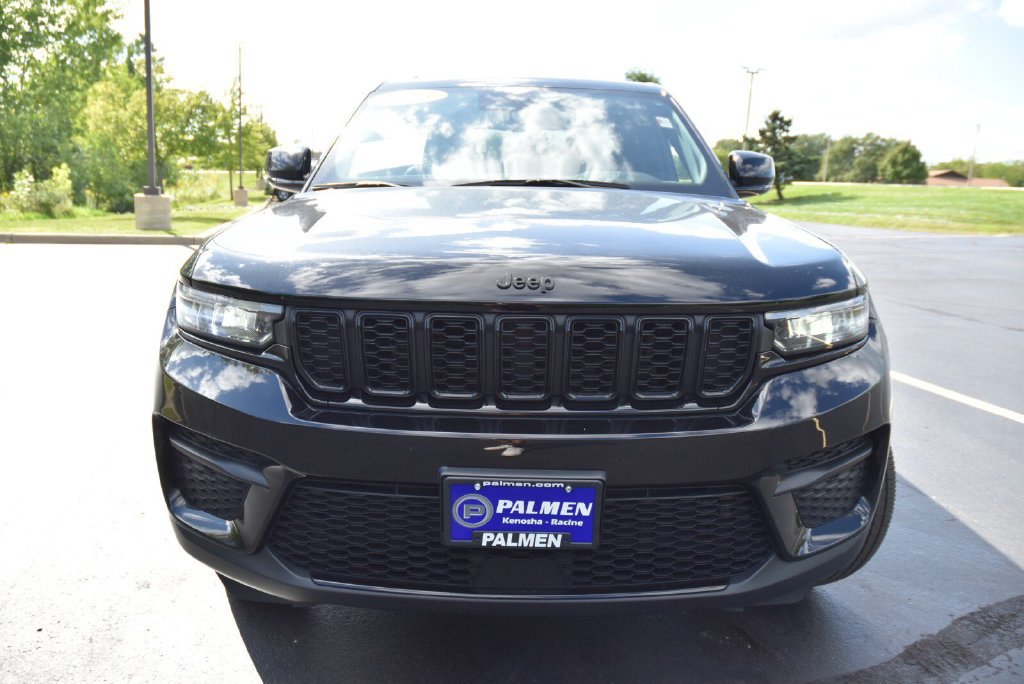 Used 2023 Jeep Grand Cherokee Altitude AWD/4WD image 3
