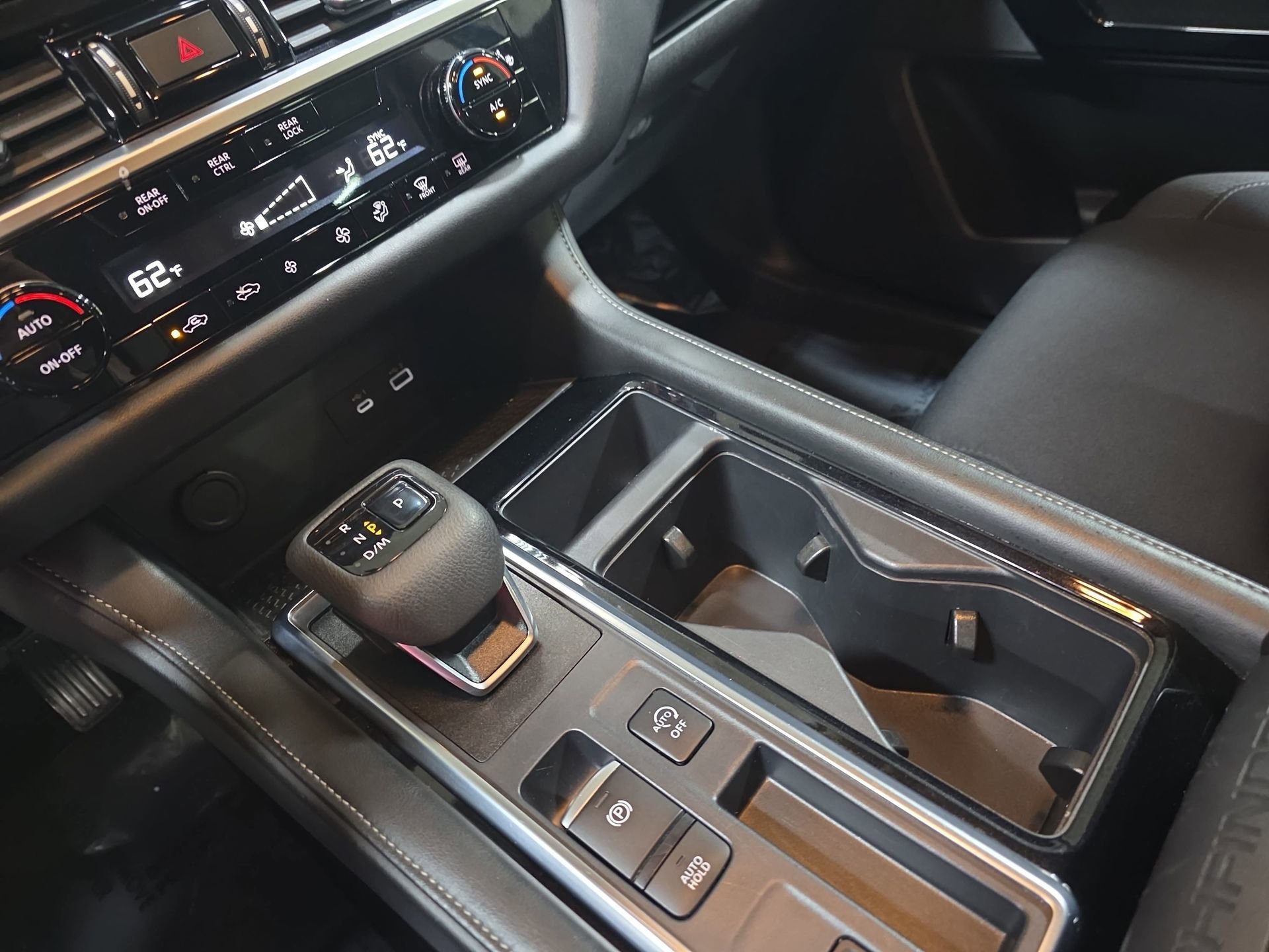 Used 2025 Nissan Pathfinder SV FWD image 25