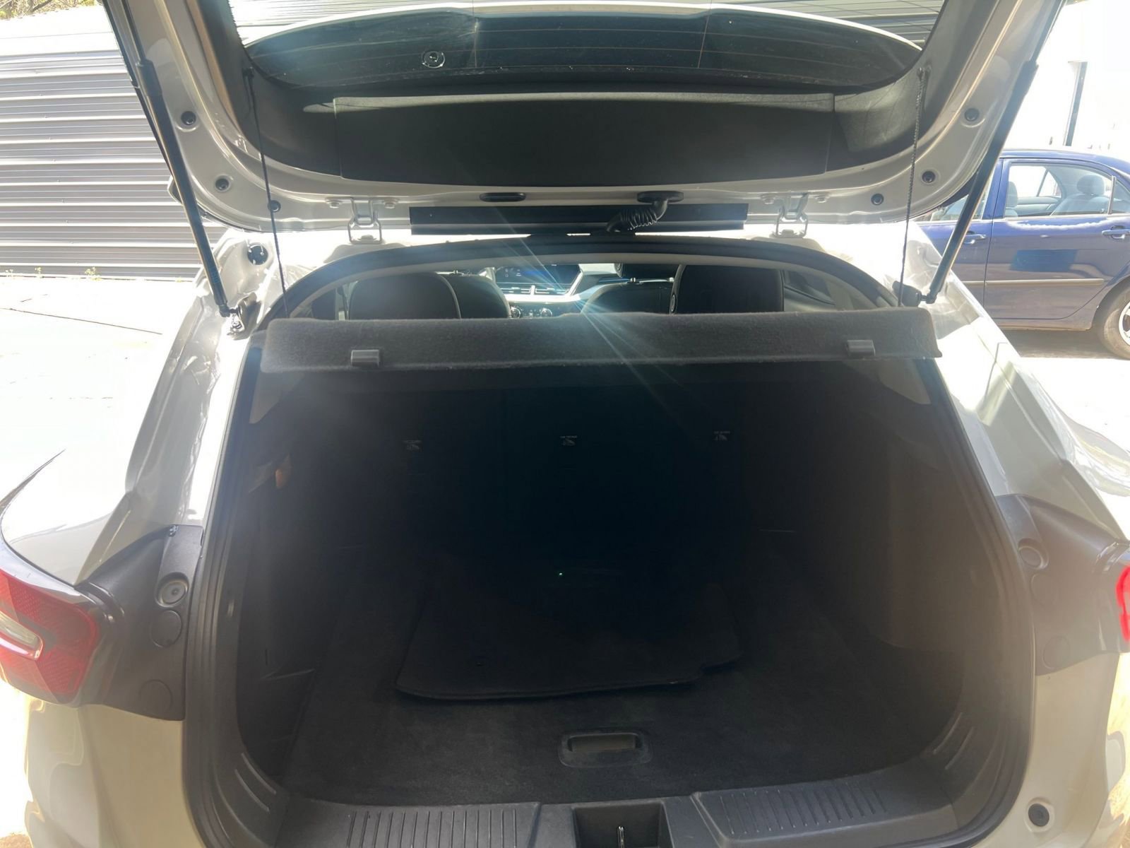 Used 2025 Chevrolet Trax LT w/ LT Convenience Package FWD image 25