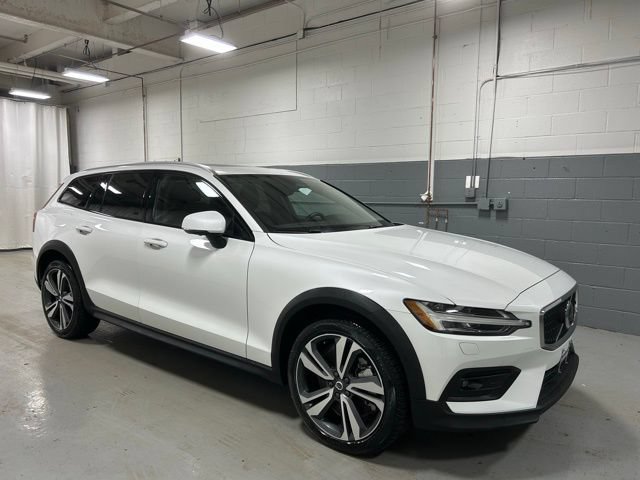 Certified 2025 Volvo V60 B5 Cross Country Plus AWD/4WD image 4