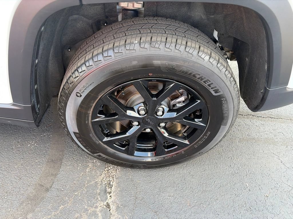 Used 2025 Jeep Grand Cherokee Altitude AWD/4WD image 13