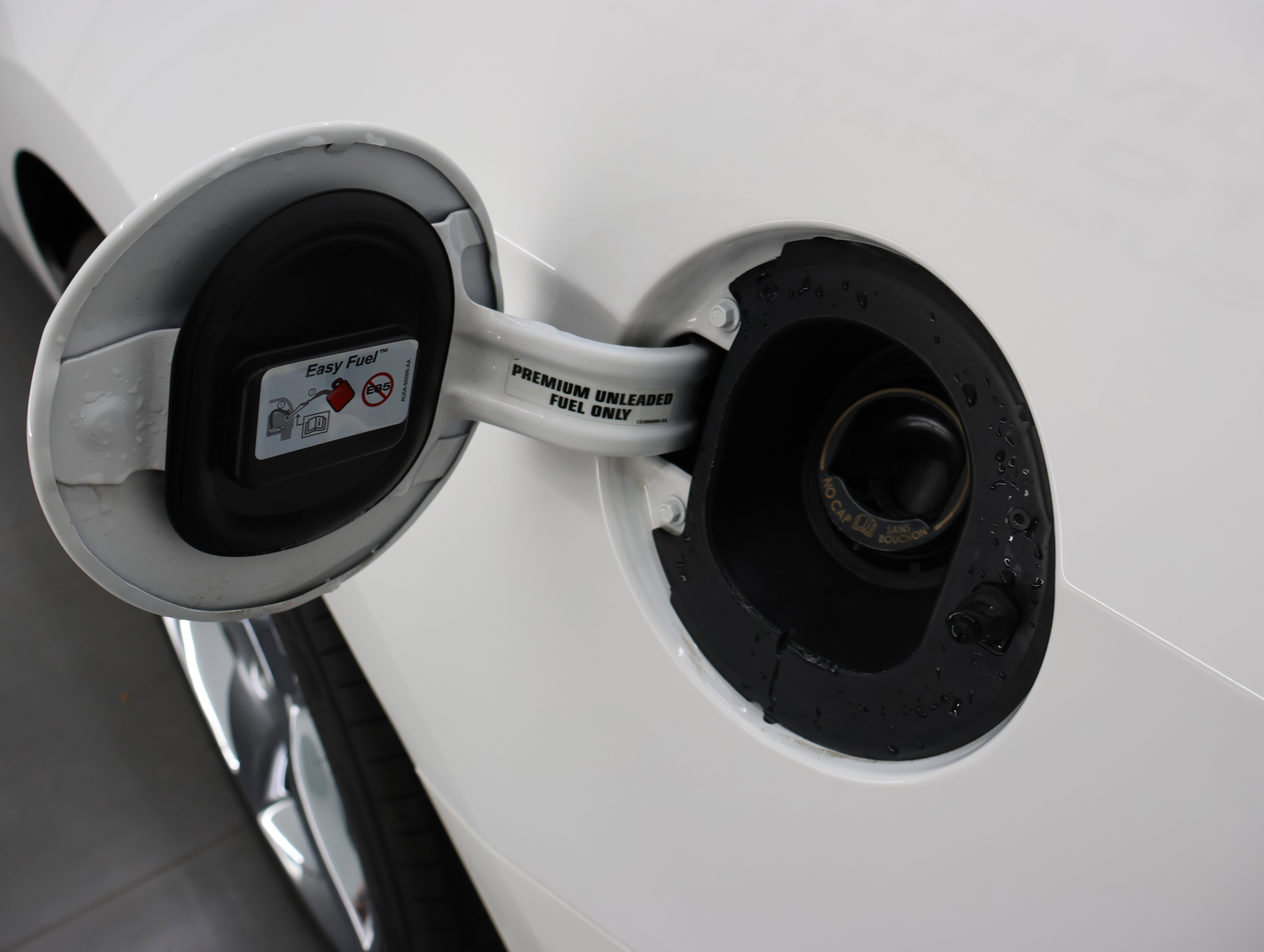 Used 2012 Ford Mustang GT Premium w/ HID Headlamps & Security Pkg RWD image 33
