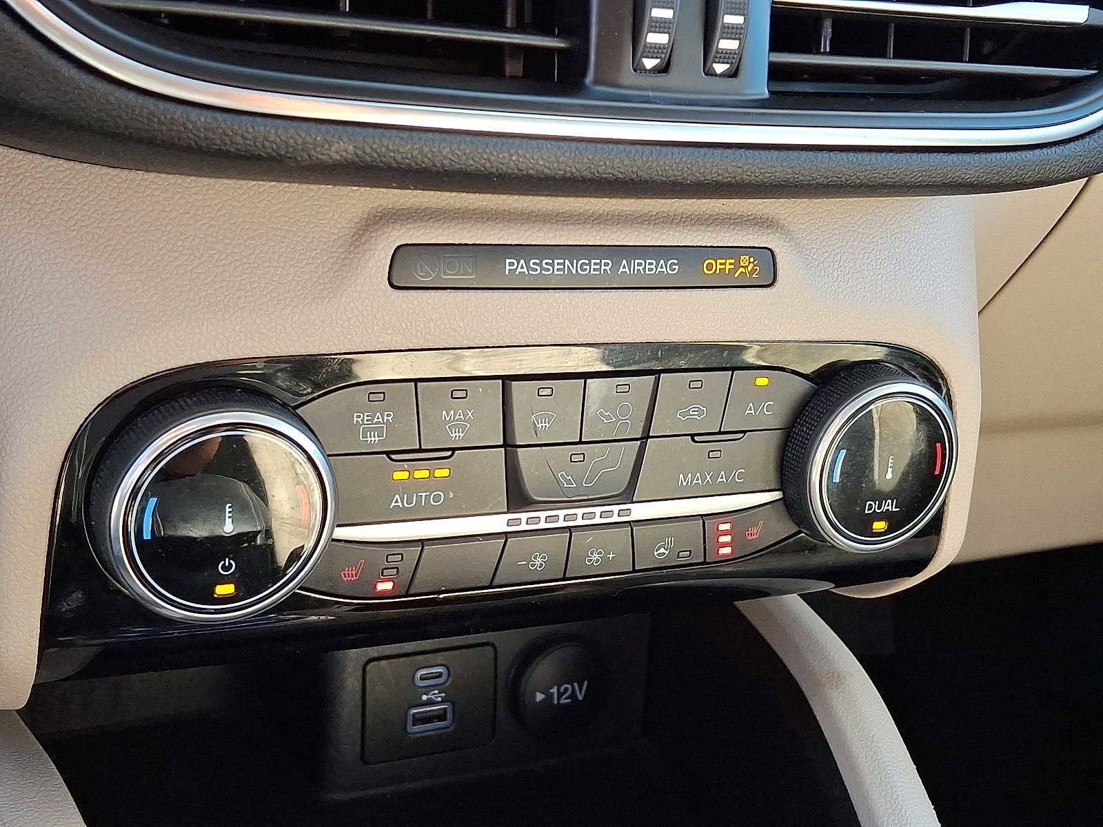 Used 2022 Ford Escape Titanium w/ Class II Trailer Tow Package image 18