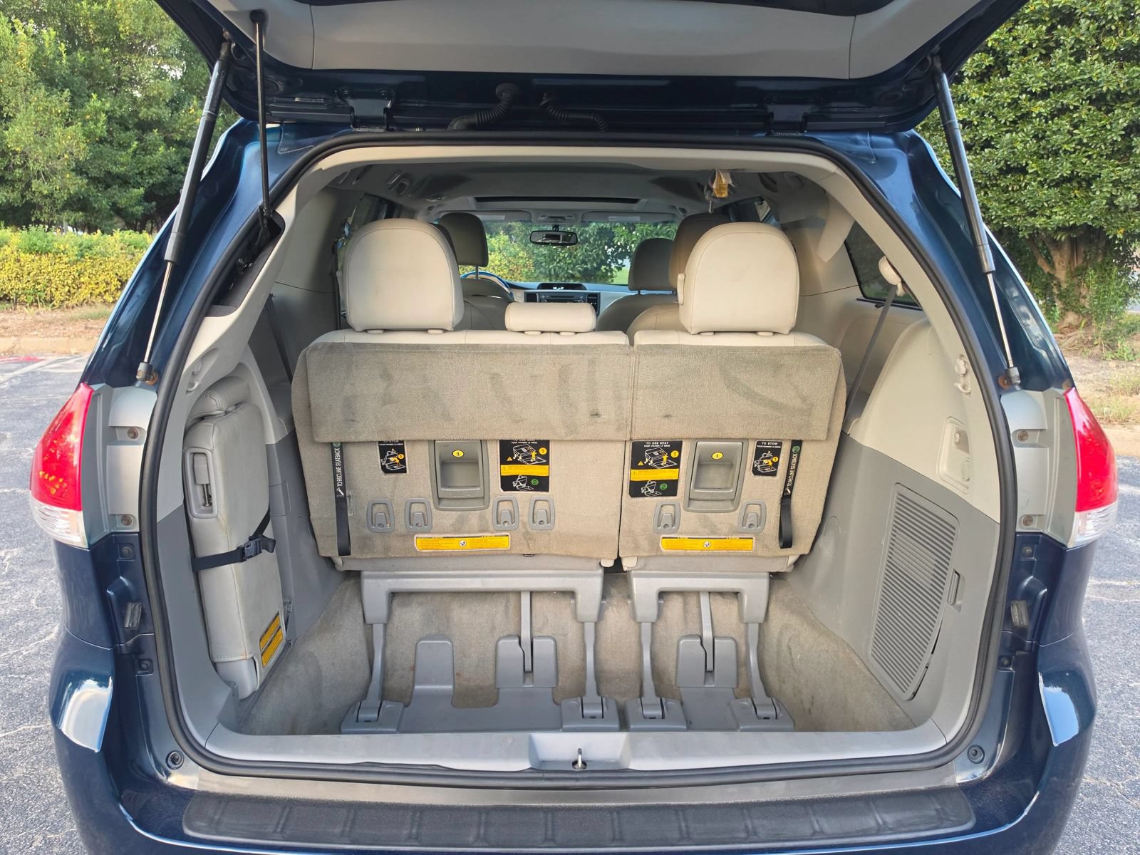 Used 2012 Toyota Sienna XLE FWD image 12