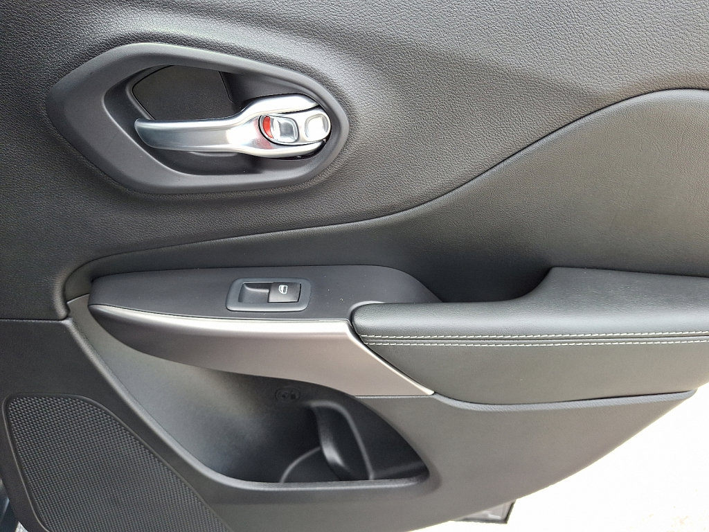 Used 2020 Jeep Cherokee Limited image 14