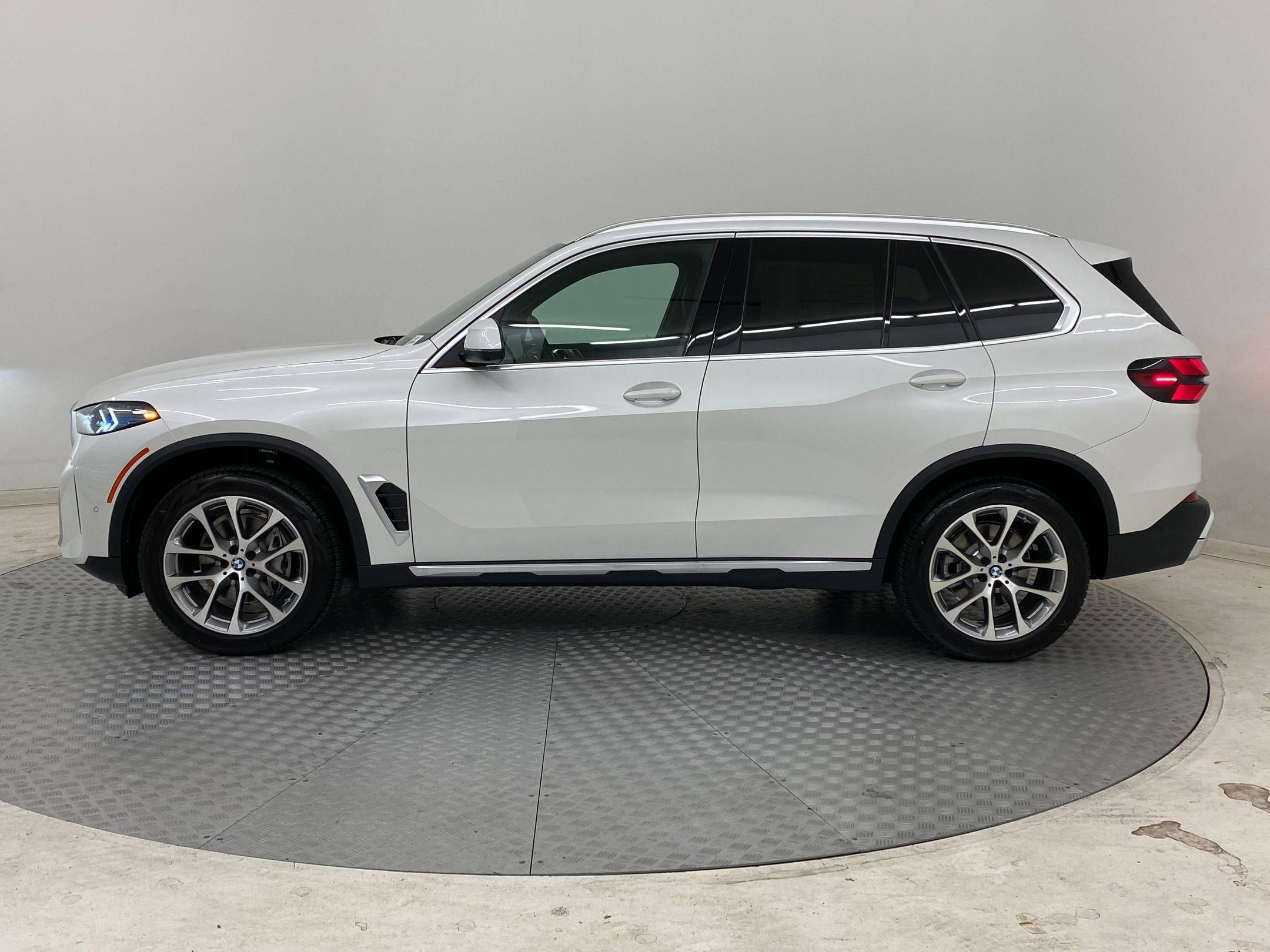 Used 2026 BMW X5 xDrive40i image 2