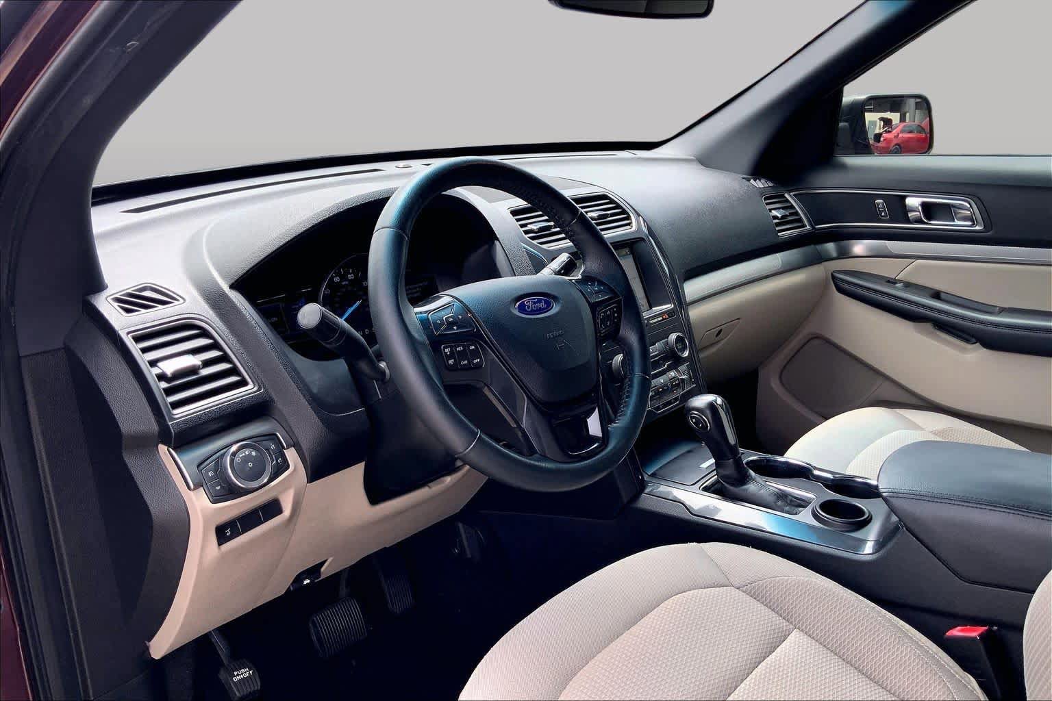 Used 2019 Ford Explorer XLT w/ Equipment Group 201A FWD image 17