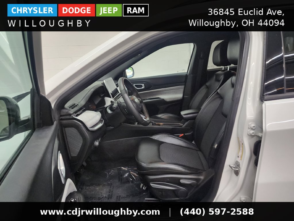 Used 2025 Jeep Compass Latitude AWD/4WD image 14