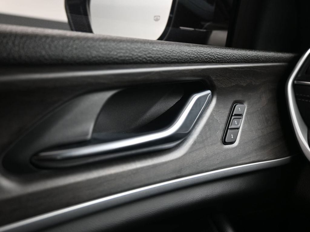 Used 2025 Jeep Grand Cherokee Limited w/ Black Appearance Package image 19