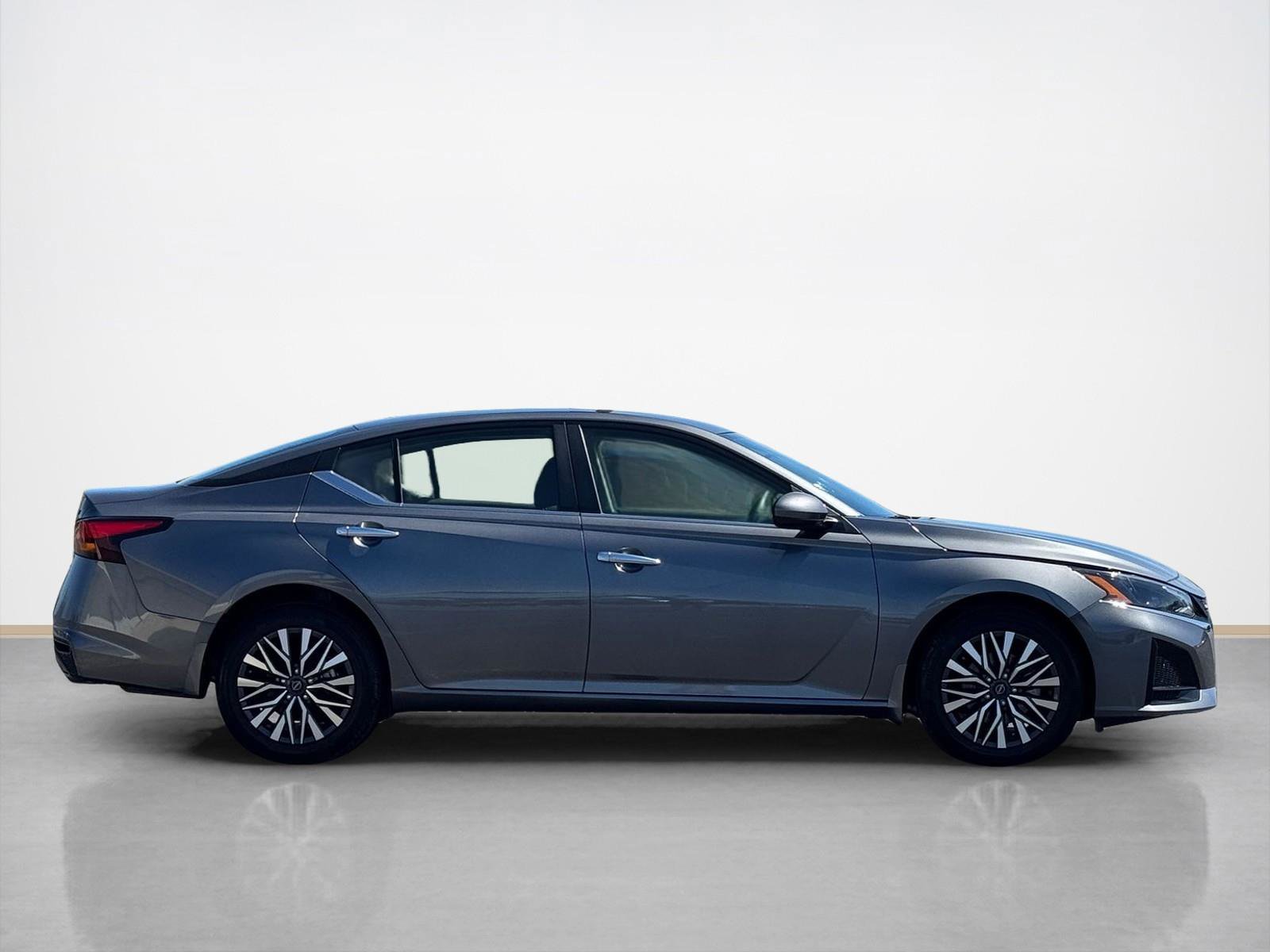 Used 2023 Nissan Altima 2.5 SV w/ SV Premium Package image 8