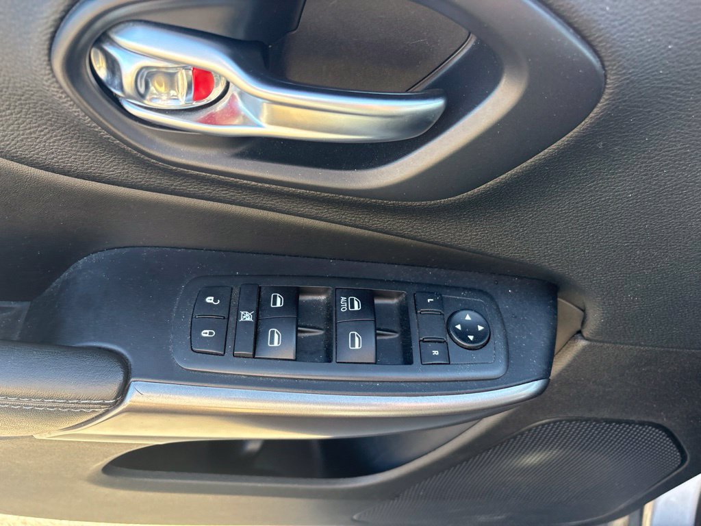Used 2020 Jeep Cherokee Latitude FWD image 27
