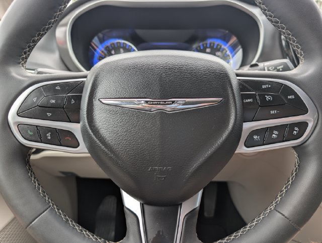 Used 2024 Chrysler Pacifica Touring-L FWD image 23