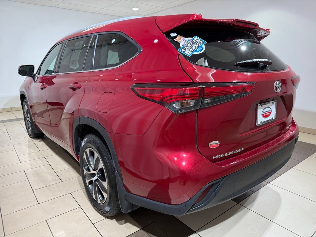 Used 2022 Toyota Highlander XLE AWD/4WD image 3