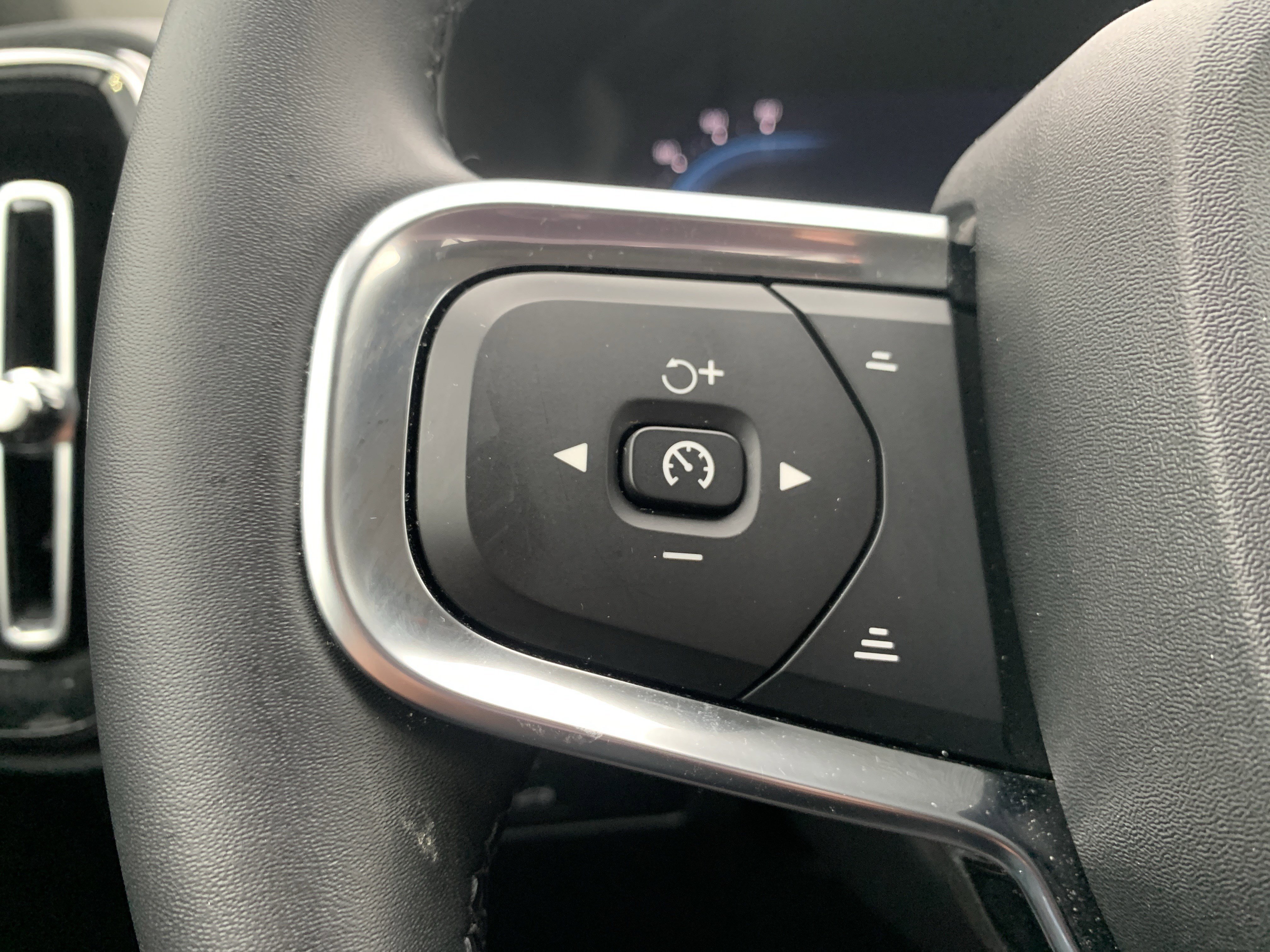 Used 2025 Volvo XC40 B5 Core image 18