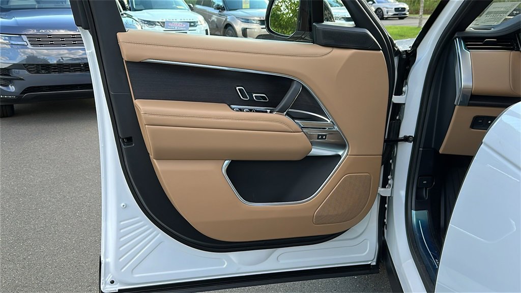 New 2025 Land Rover Range Rover SE image 9