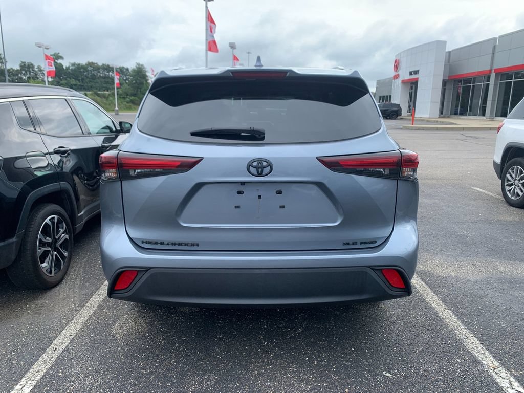 Used 2024 Toyota Highlander XLE AWD/4WD image 3