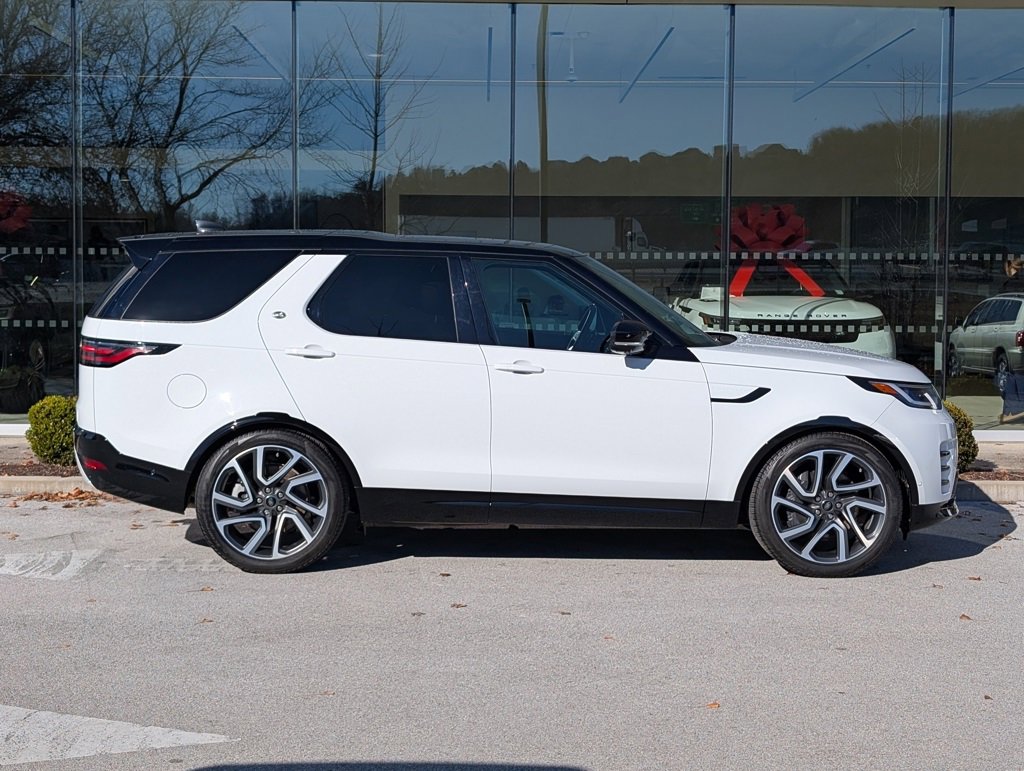 Certified 2024 Land Rover Discovery Dynamic SE image 8