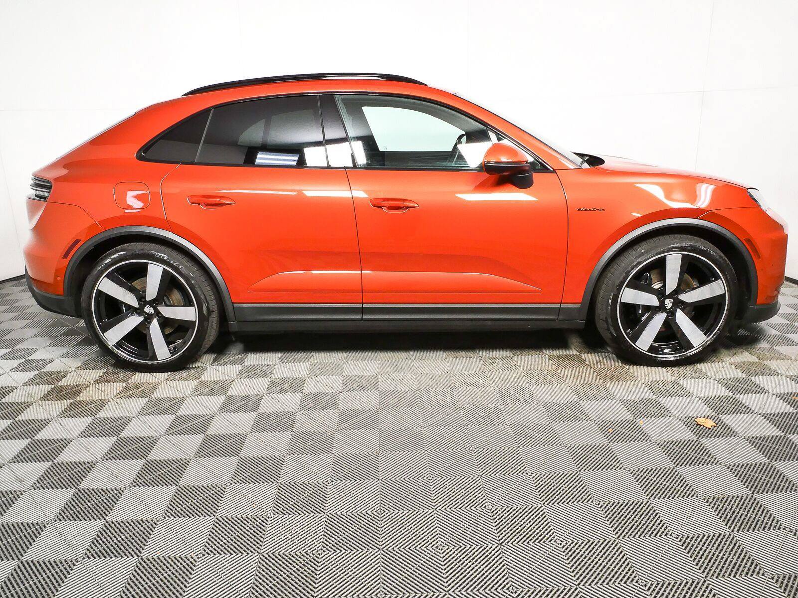 Certified 2025 Porsche Macan 4S Electric AWD/4WD image 27
