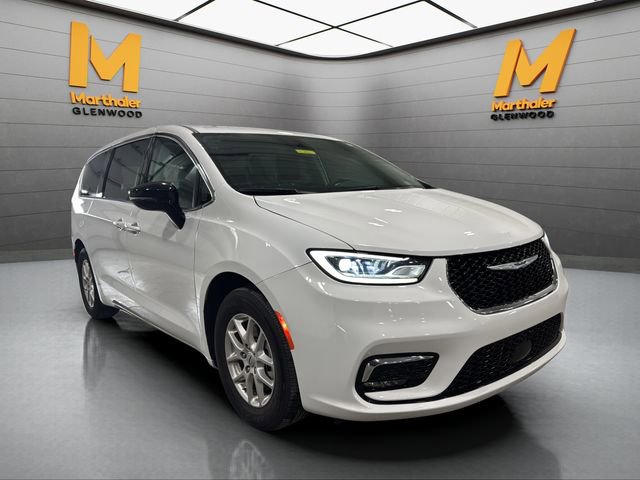 Used 2024 Chrysler Pacifica Touring-L image 2