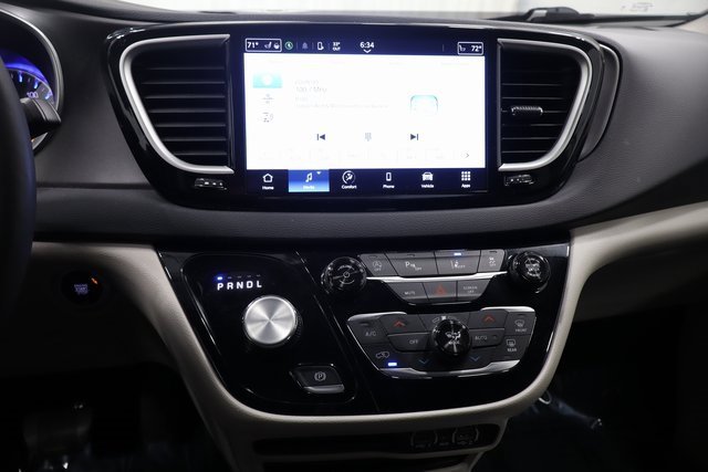Used 2024 Chrysler Pacifica Touring-L image 21