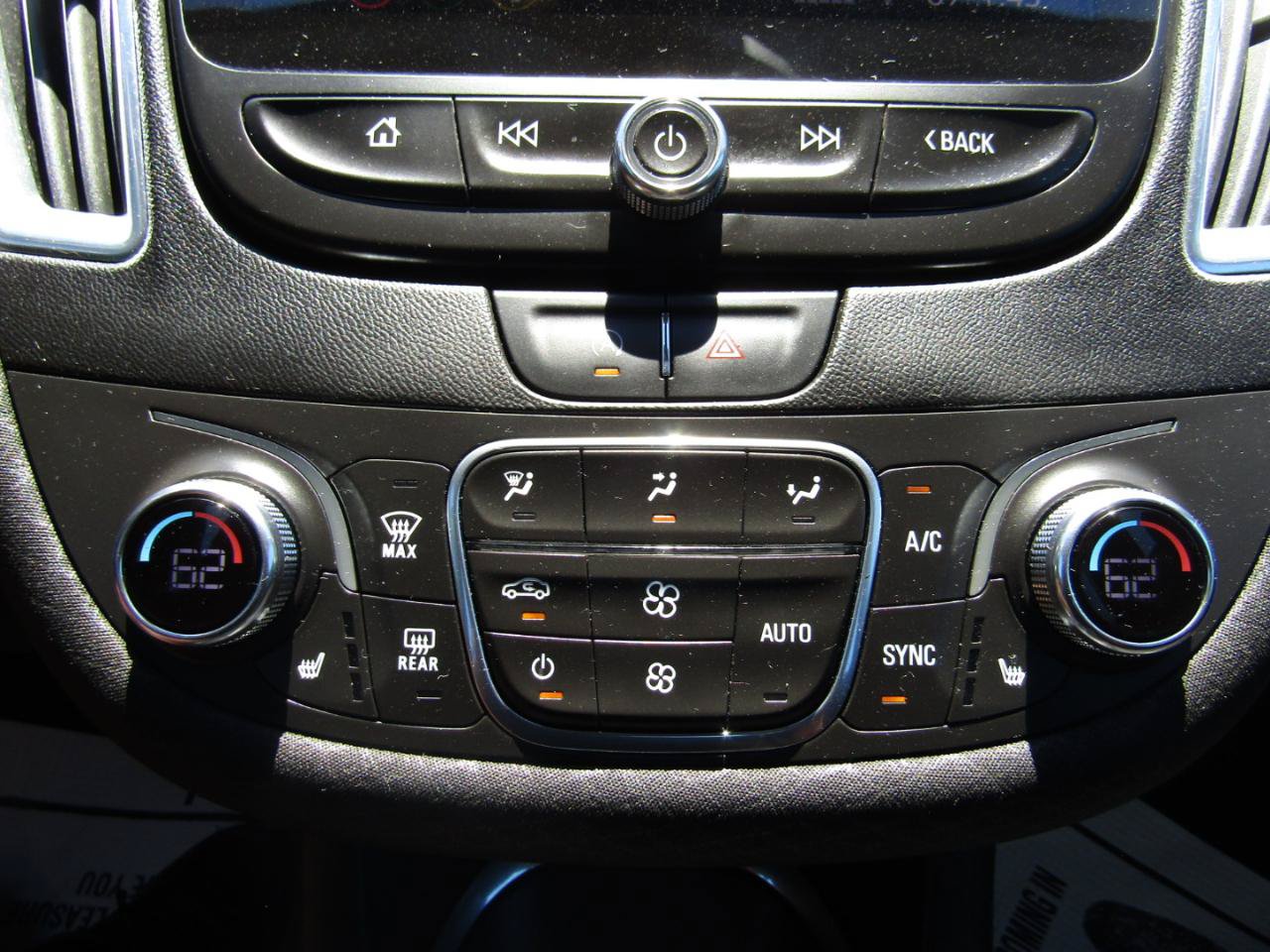 Used 2020 Chevrolet Malibu LT FWD image 16
