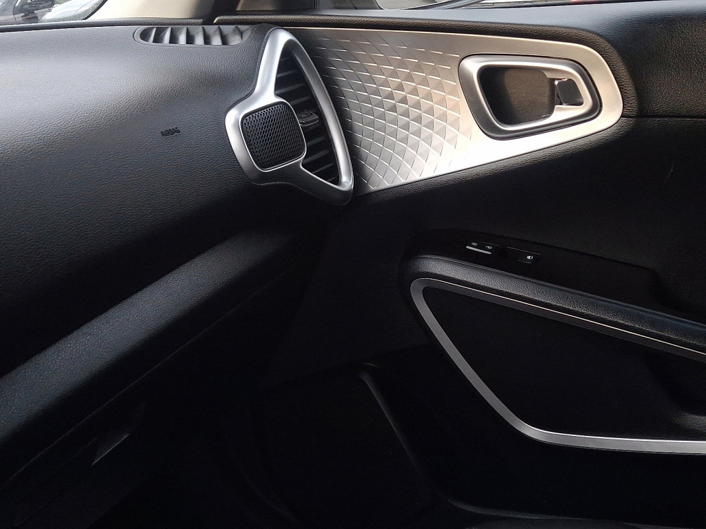 Used 2023 Kia Soul LX image 30