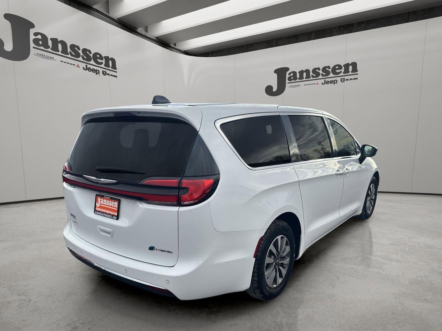 Used 2024 Chrysler Pacifica Select FWD image 5