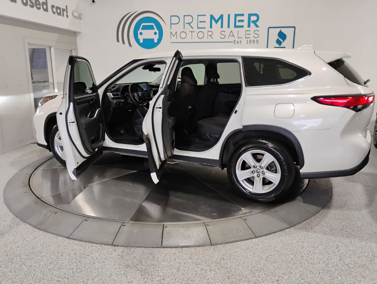 Used 2021 Toyota Highlander L image 4