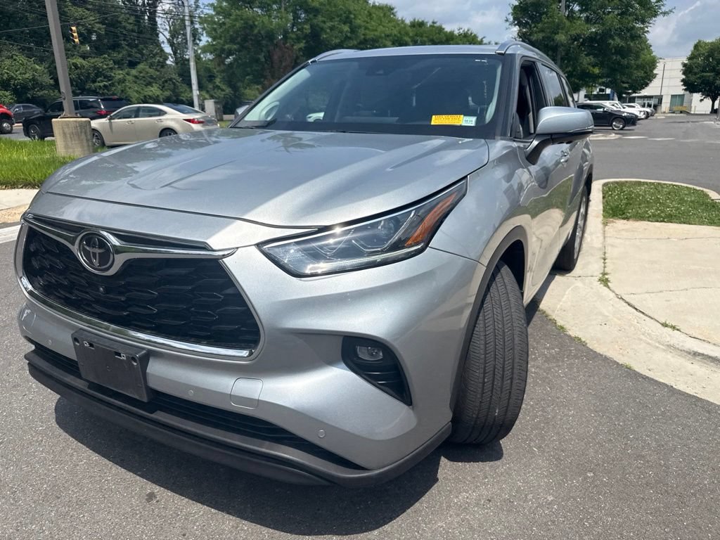 Used 2023 Toyota Highlander Limited AWD/4WD image 3