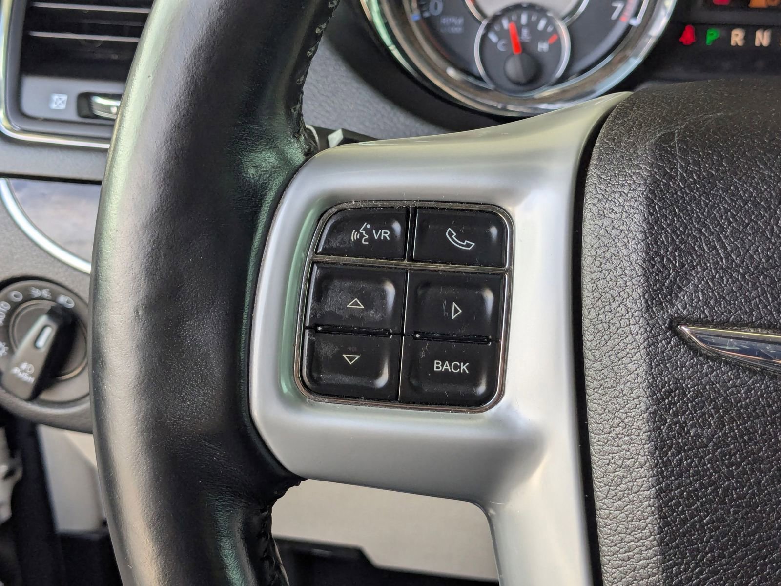Used 2014 Chrysler Town & Country Touring-L w/ Driver Convenience Group FWD image 16