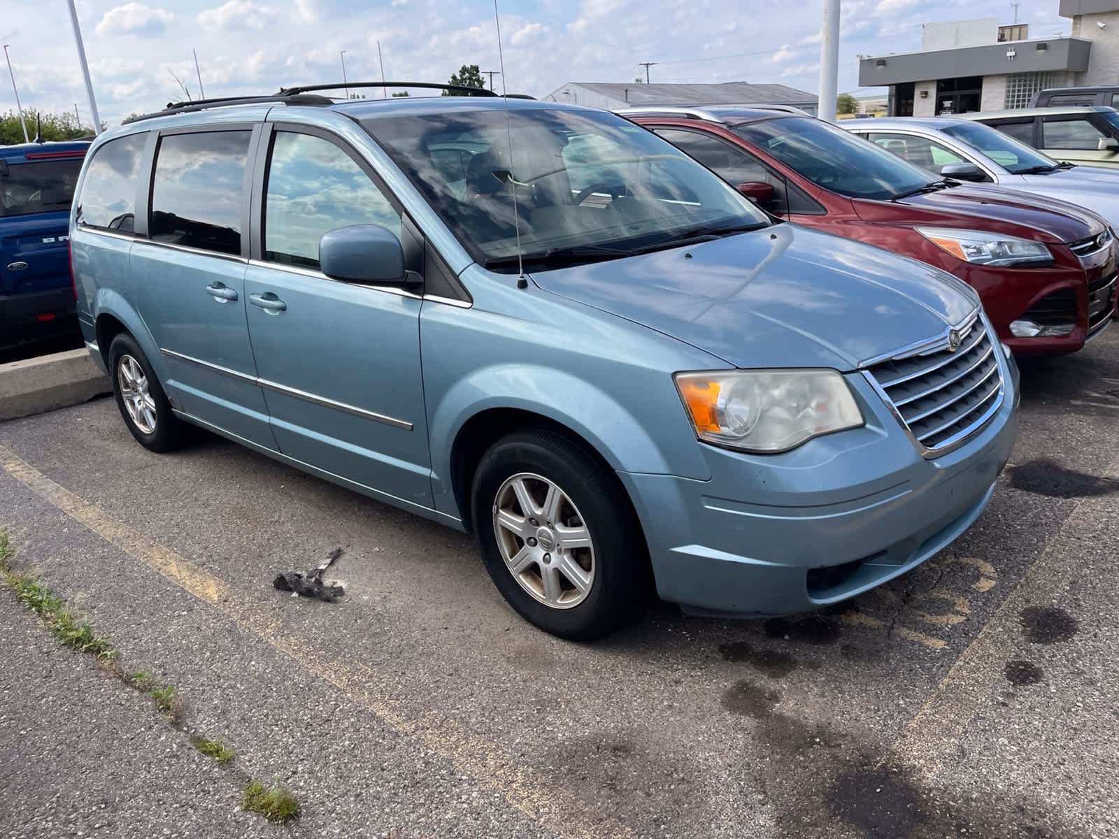 Used 2009 Chrysler Town & Country Touring w/ Family Value Group FWD image 17