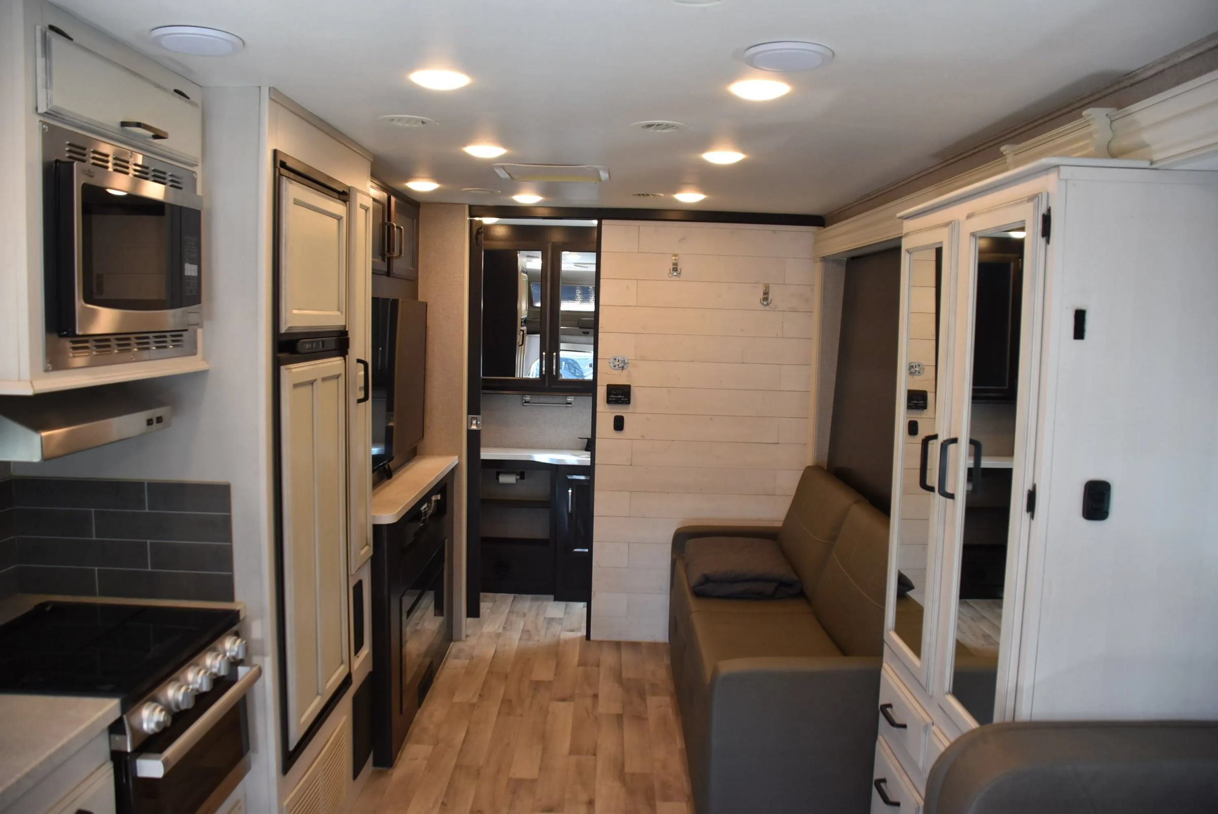 Used 2021 Ford E-450 and Econoline 450 Super Duty w/ Motorhome Prep Package RWD image 14