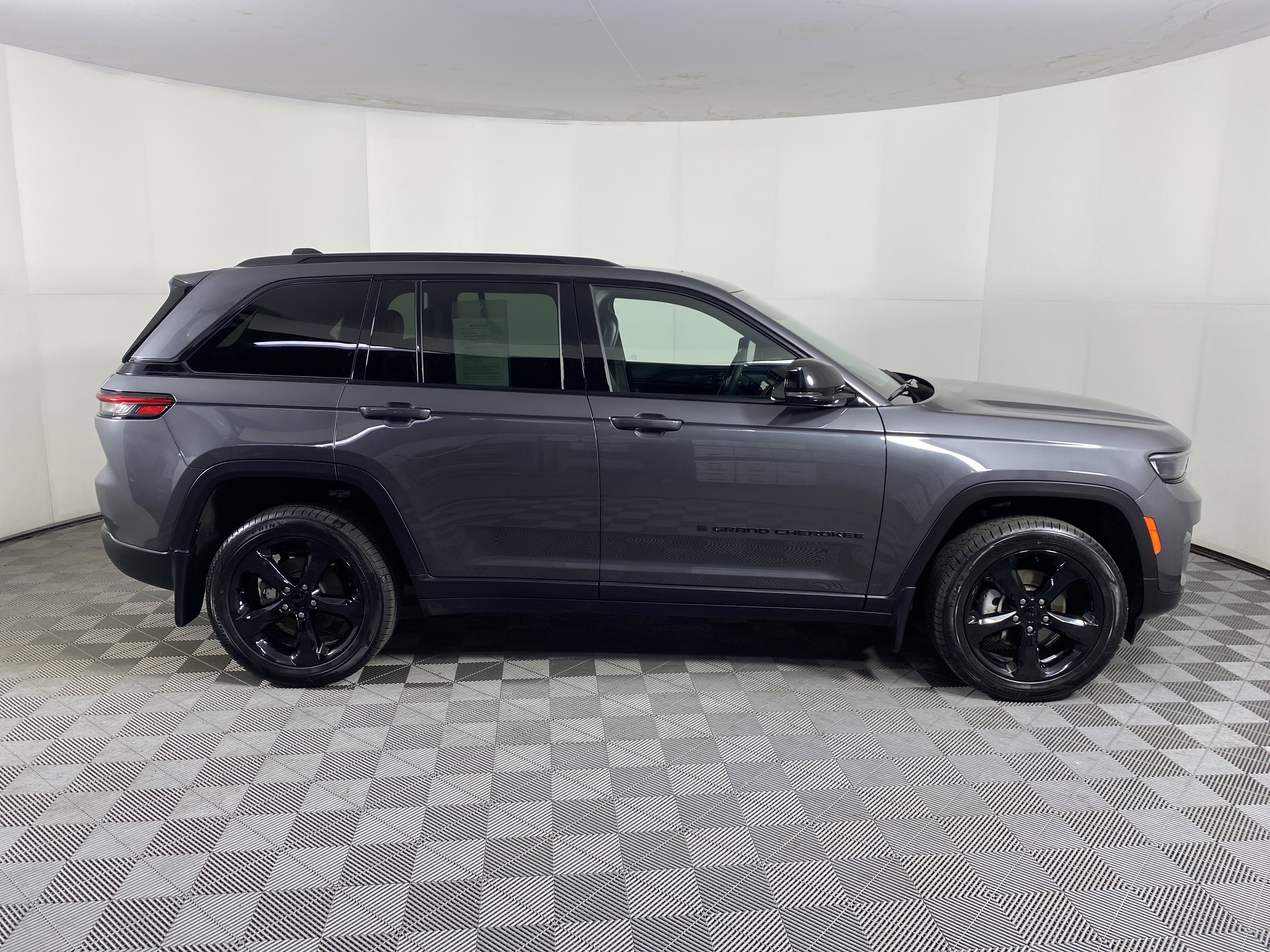 Used 2023 Jeep Grand Cherokee Altitude image 7