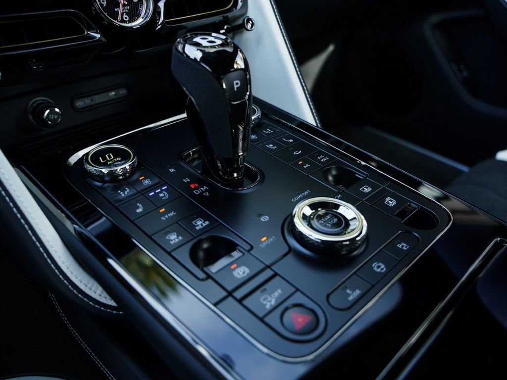 Used 2025 Bentley Flying Spur Plug-In Hybrid AWD/4WD image 9
