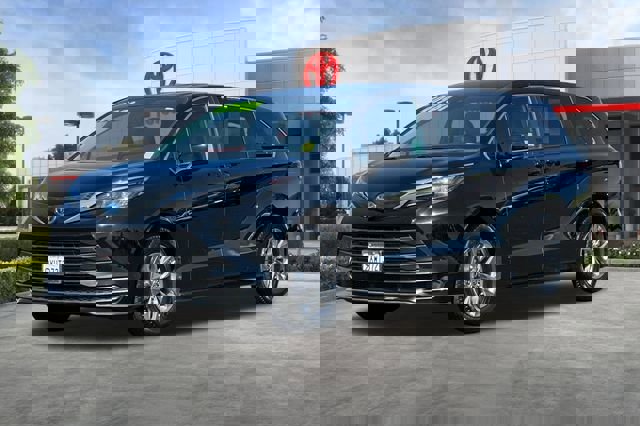 Used 2025 Toyota Sienna LE image 10