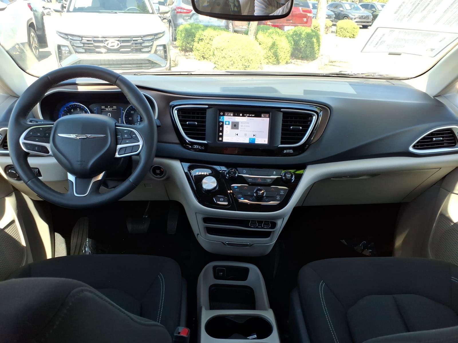 Used 2023 Chrysler Voyager LX image 17