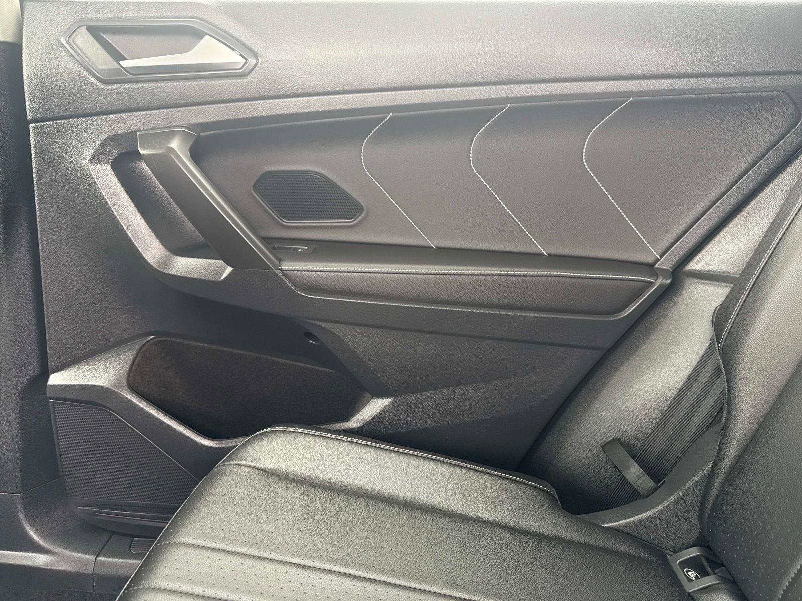 Used 2022 Volkswagen Tiguan SE w/ Panoramic Sunroof Package image 15