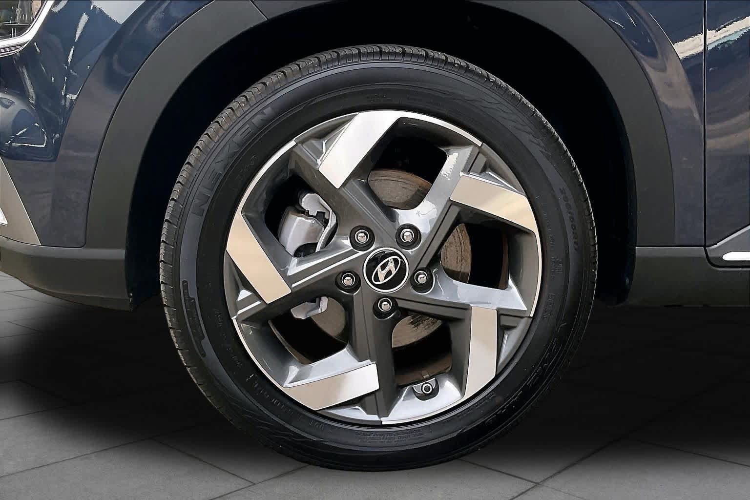Certified 2025 Hyundai Venue Limited FWD image 11