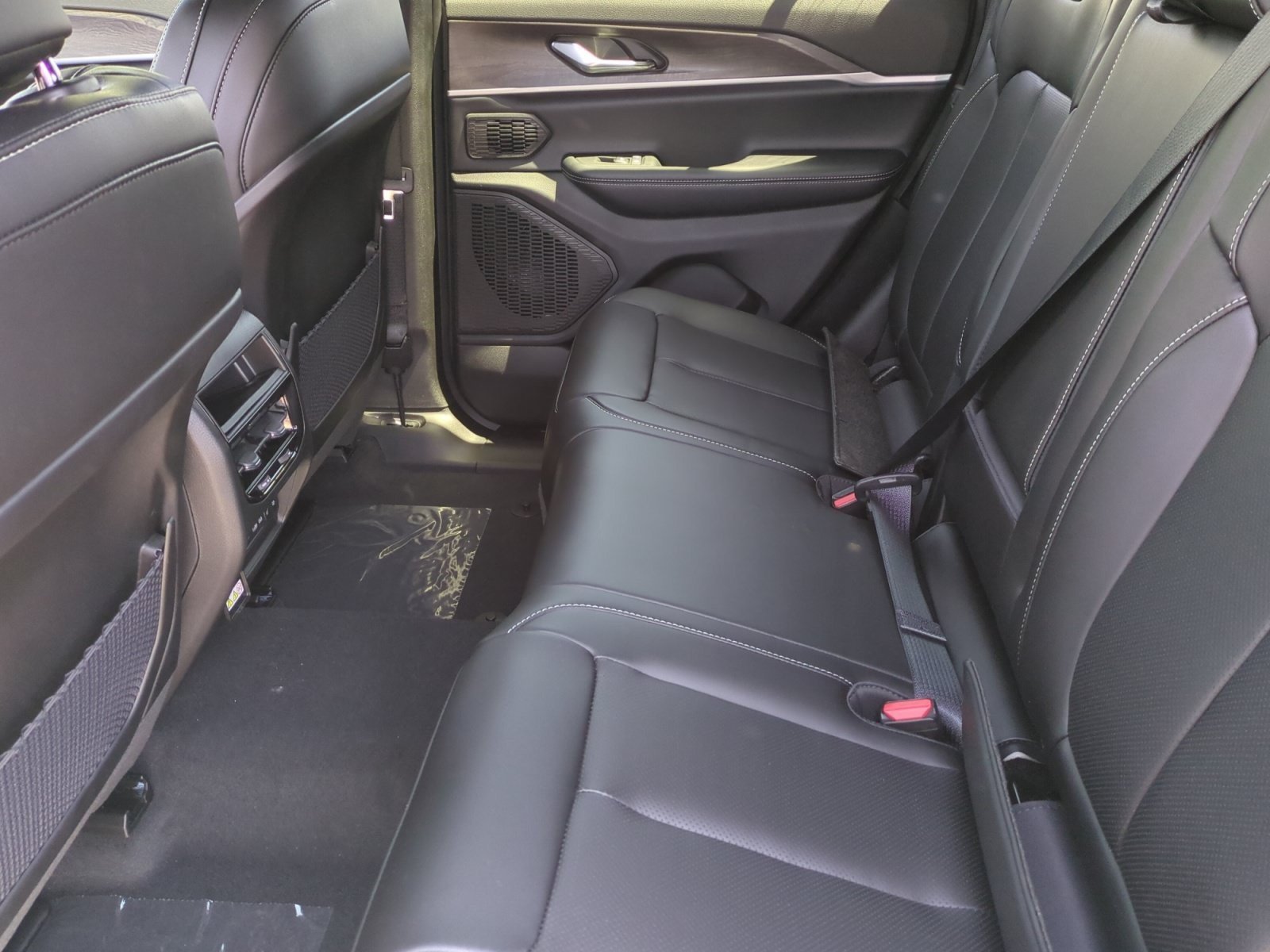 New 2026 Jeep Grand Cherokee Limited w/ Luxury Tech Group II RWD image 17
