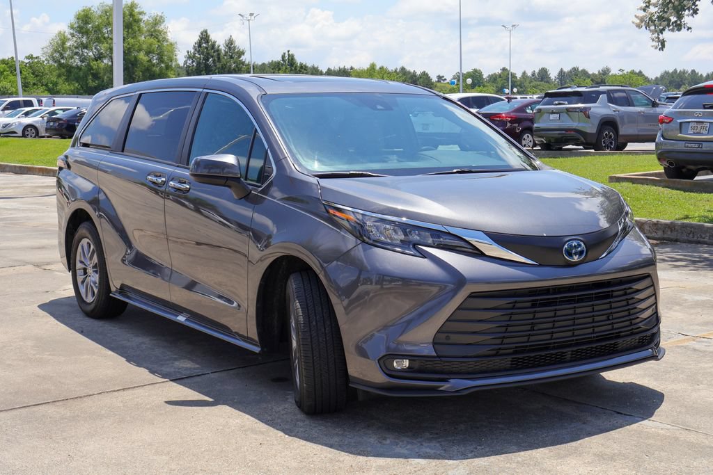 Used 2025 Toyota Sienna XLE FWD image 24