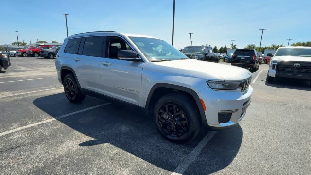 Used 2023 Jeep Grand Cherokee L Limited AWD/4WD image 2
