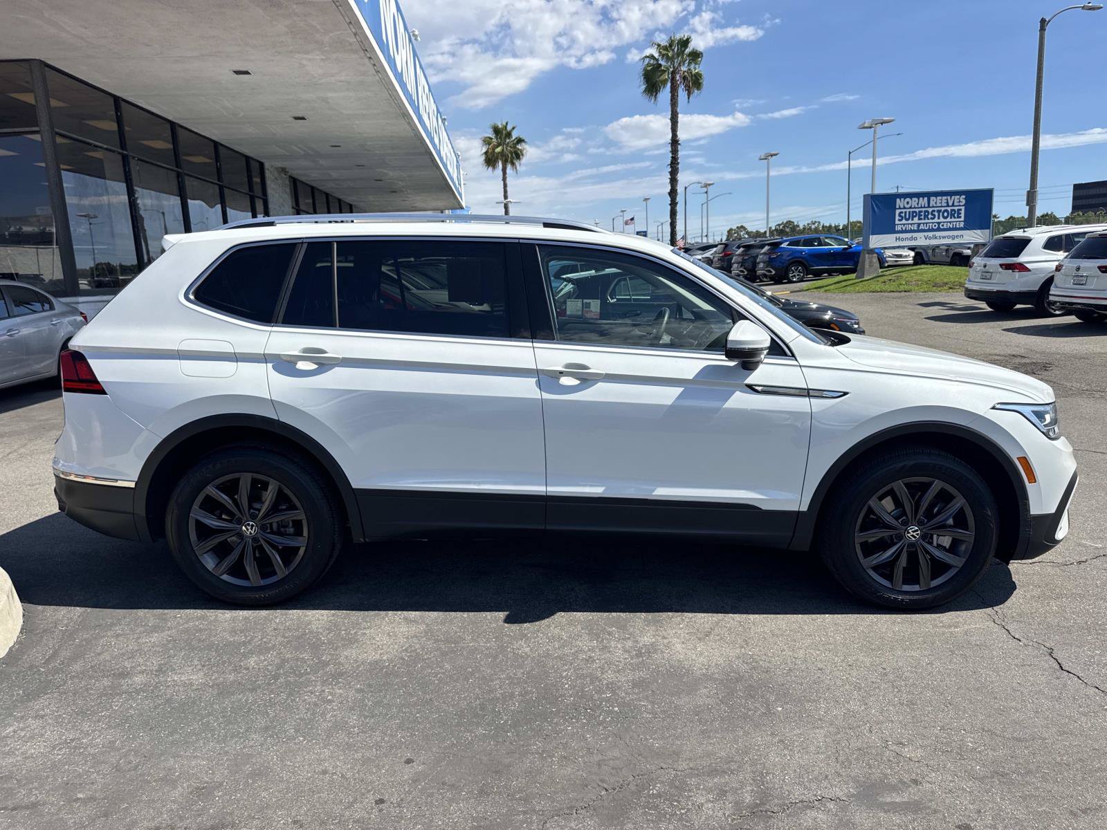 Certified 2023 Volkswagen Tiguan SE w/ Panoramic Sunroof Package FWD image 6